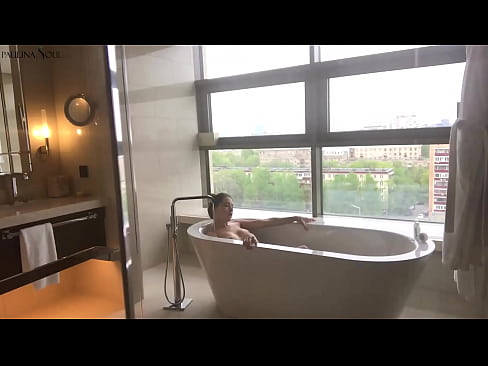 ❤️ 巨大的宝贝 激情地在浴室里撸起了她的阴部 ❌ Anal porn❌❤