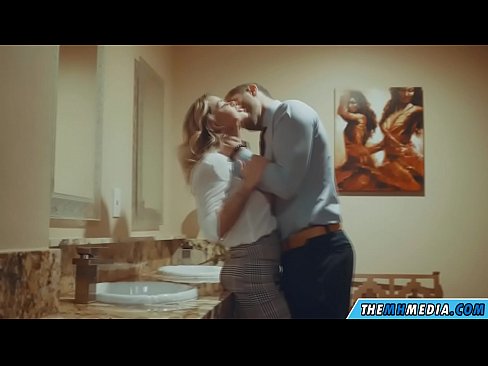 ❤️ 当一个胸大无脑的金发女郎在公共厕所里勾引你时 ❌ Anal porn❌❤